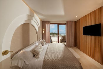 Suite Son Caliu Partial Sea View (VIP Lounge Included)