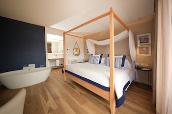 Suite, Balcony, Sea View (VIP Lounge Included)