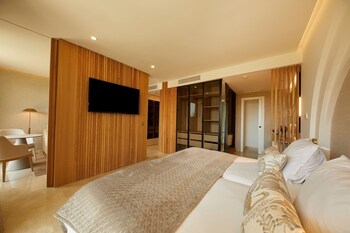 Suite Son Caliu Partial Sea View (VIP Lounge Included)