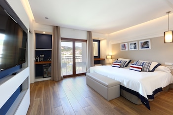 Junior Suite, Balcony (VIP Lounge Included)