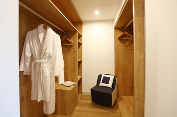 Junior Suite, Balcony (VIP Lounge Included)