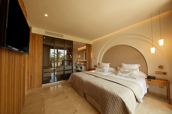 Suite Son Caliu Partial Sea View (VIP Lounge Included)