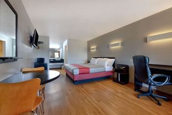 Standard Suite, 1 King Bed, Smoking