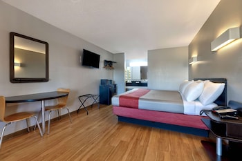 Standard Suite, 1 King Bed, Smoking