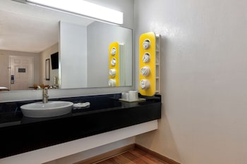 Standard Suite, 1 King Bed, Smoking