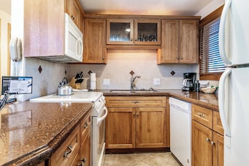 Condo, 3 Bedrooms, 2 Bathrooms (Gold)