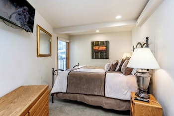Condo, 3 Bedrooms, 2 Bathrooms (Gold)