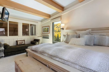 Condo, 3 Bedrooms, 2 Bathrooms (Diamond)