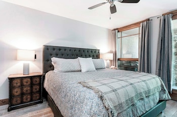 Condo, 2 Bedrooms, 2 Bathrooms (1000 Square Foot Condominium)