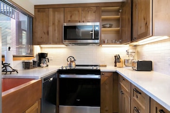 Condo, 3 Bedrooms, 2 Bathrooms (Diamond)