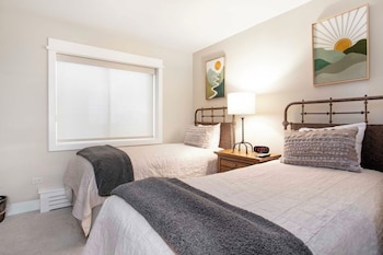 Condo, 2 Bedrooms, 2 Bathrooms (1000 Square Foot Condominium)