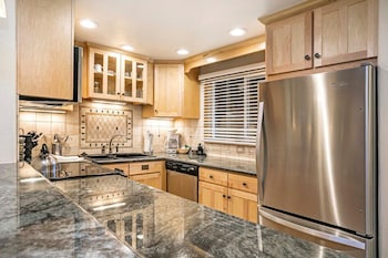 Room, 2 Bedrooms, 2 Bathrooms (Platinum 900 Square Feet)