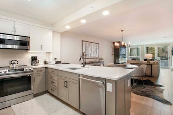 Condo, 2 Bedrooms, 2 Bathrooms (1000 Square Foot Condominium)