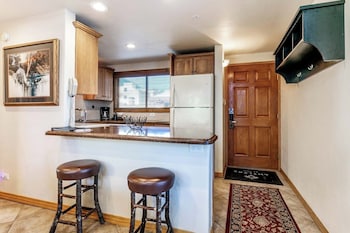 Condo, 3 Bedrooms, 2 Bathrooms (Gold)