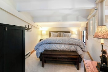 Condo, 3 Bedrooms, 2 Bathrooms (Diamond)