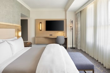 Traditional Room, 1 King Bed (Mobility Accessible, Roll-in Shower)