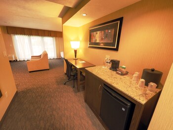 Deluxe Suite, 1 King Bed with Sofa bed