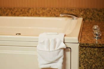 Suite, 2 Queen Beds, Jetted Tub