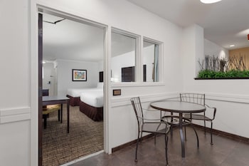 Room, 2 Queen Beds, Non Smoking, Pool View (Interior Terrace)