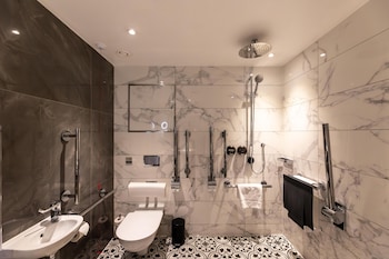 Deluxe Atrium, Accessible