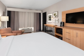Standard Room, 1 King Bed, Accessible (Communications)