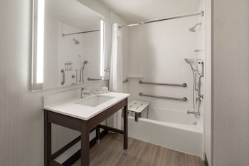 Standard Room, 1 Double Bed, Accessible (Accessible Tub)