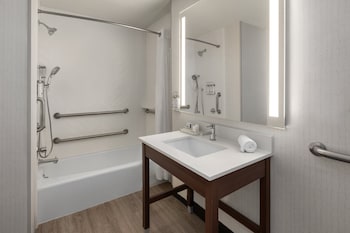 Standard Room, 1 Double Bed, Accessible (Accessible Tub)