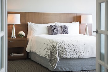 Room, 1 King Bed, Partial Ocean View (Tower)
