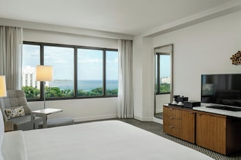 Room, 1 King Bed, Partial Ocean View (Tower)