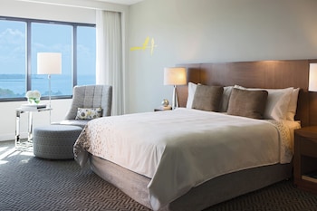 Club Room, 1 King Bed, Partial Ocean View