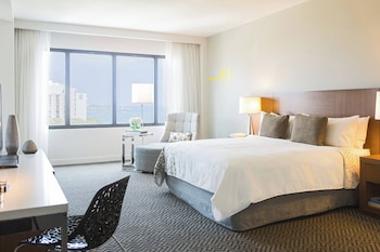 Club Room, 1 King Bed, Partial Ocean View