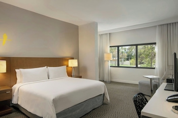 Room, 1 King Bed, Partial Ocean View (Tower)