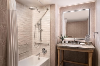 Executive Suite, Accessible, Bathtub