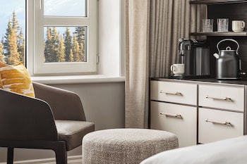 Deluxe Room, 1 King Bed, Roll-in Shower