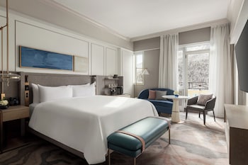Deluxe Room, 1 King Bed, Lake View