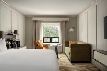 Deluxe Room, 1 King Bed, Bathtub Grab Bars (Mount Temple)