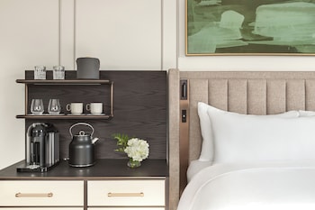 Deluxe Room, 1 King Bed, Roll-in Shower