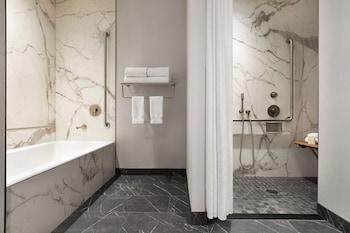 Deluxe Room, 1 King Bed, Roll-in Shower