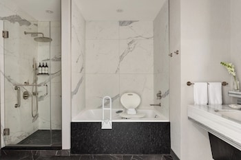 Deluxe Room, 1 King Bed, Bathtub Grab Bars (Mount Temple)