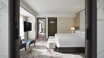 Suite, Corner