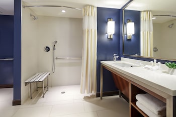 Room, 2 Double Beds, Partial Ocean View (Roll-In Shower)