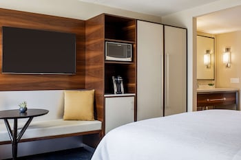 Room, 1 King Bed, Accessible, Partial Ocean View (Hearing)