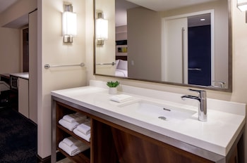 Room, 1 King Bed, Accessible, Partial Ocean View (Hearing)