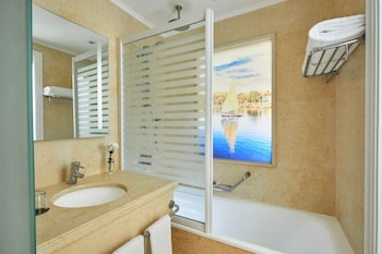 Classic Room, 1 King Bed, City View