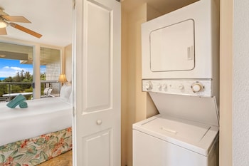 Deluxe Room, 1 Queen Bed, Partial Ocean View