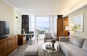 King Corner Sea View Suite