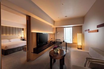 Executive Suite, 1 King Bed, City View