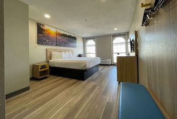 Business Room, 1 King Bed, Non Smoking