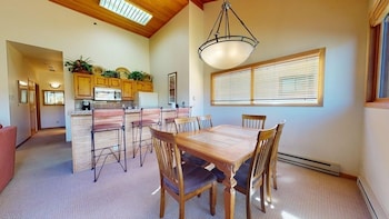 Condo, 2 Bedrooms (Villas 1633)