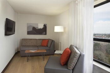 Suite, 1 King Bed, Corner